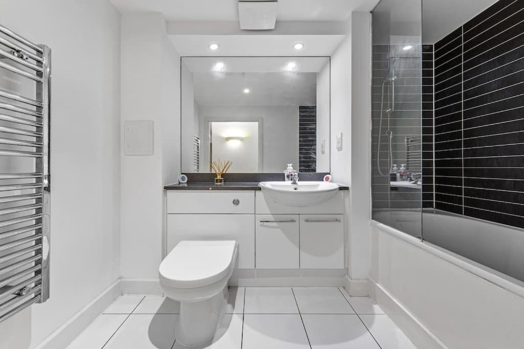 Lovely & Cosy 2 Beds Skyline View Londra